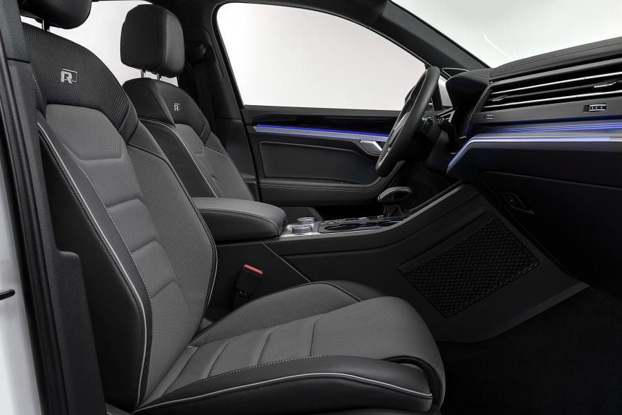 Интерьер Volkswagen Touareg V6 TDI R-Line 2018 года  (WW) (фото 41 из 41)